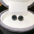 Dettaglio di orecchini vintage con cristalli blu scuro in una scatola di velluto - Blu (Perno per orecchino in argento)