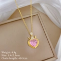 Detalle del collar corona corazón rosa en estuche con peso y medidas especificadas - Estilo Corona de Corazón Rosa (G345钛钢链条铜微镶吊坠)