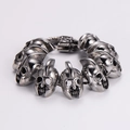 Bracciale punk teschio in acciaio inossidabile argento vintage su sfondo bianco - Color Acciaio