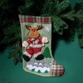 Leinen-Weihnachtssocke mit 3D-Rentierpuppe und rot-grünem Karomuster-Detail - Elch-Stil / Grün