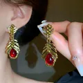 Orecchini foglia oro vintage con gemma rossa a goccia in stile boho chic - Pendente a Goccia Rosso in Venatura di Foglia di Metallo Retro (44#) / Rosso