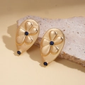 Dettaglio di orecchini a fiore in metallo dorato opaco con perle blu su base in pietra - Oro (Perno in argento sterling 925)