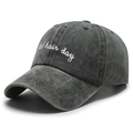 Dettaglio del ricamo rosa Bad Hair Day su berretto in cotone grigio scuro lavato - Taglia unica / Verde Militare