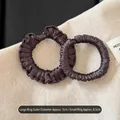 Lot de deux chouchous en satin marron foncé avec un design plissé pour coiffures féminines - Ensemble (Lot de 2) / Café Foncé