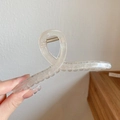 Eleganter großer Haarclip in Cremeweiß mit Kreuzspirale und mattem Kunststoff-Finish - Große Cremeweiße Haarklammer 13cm
