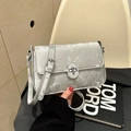 Elegante borsa a tracolla grigio argento con cuciture trapuntate e chiusura ovale - Argento