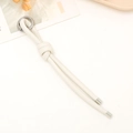 Dettaglio del portachiavi in pelle intrecciata bianca con anello in metallo argentato - Bianco