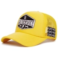 Dettaglio del cappellino trucker giallo con ricamo GAS SERVICE e rete traspirante - Regolabile / Giallo
