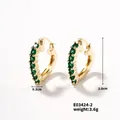 Dettaglio degli orecchini a cerchio dorati a cuore con zirconi verdi incastonati - Oro-Zirconia Cuore Verde