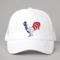 Dettaglio ravvicinato del cappello trucker bianco con stampa di gallo rosso, bianco e blu - Taglia unica / Bianco