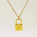 Collier doré avec un pendentif en forme de cadenas gravé de la lettre cursive H - Style Lettre H