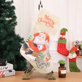 Detail eines beigen Nikolausstrumpfs mit Weihnachtsmann-Druck und Merry Christmas Text - Beiger Weihnachtsmann-Kutschen-Stil