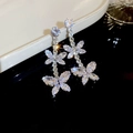 Dettaglio degli orecchini pendenti in argento con farfalle di zirconi su superficie nera - Orecchini lunghi con nappa a farfalla Silver Earring Post (34#) / Argento