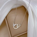 Makroansicht der silbernen Doppelring-Halskette mit funkelndem Strass-Schmetterling-Detail - Titanstahl/Zirkon / Strass Schmetterling Doppelring Stil (N134 Silber) / Silber
