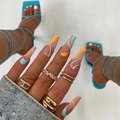 Uñas largas estilo ataúd con ondas azules, blancas y naranjas y anillos dorados - Onda de Contraste Naranja Azul (JP1761)