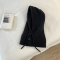 Cagoule noire en tricot côtelé avec cordon de serrage et boutons sur fond blanc - Noir