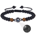 Detail von Tigerauge-Armband mit einem runden Projektionsstein in 100 Sprachen für Paare - Obsidian Armband