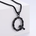 Macro del ciondolo a forma di lettera Q 3D nera su pietra bianca con catena a sfere - Lettera Q (Nero Con Catena)