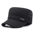 Herren Winter Flachmütze in Schwarz mit Metallnieten und Logo-Details für Wärme - Verstellbar / Schwarz