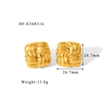 Détail de boucles d'oreilles goutte dorées avec texture tissée et dimensions 24,7 mm - Carré Tissé Doré
