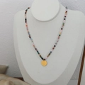 Collana fatta a mano con perline multicolori e ciondolo angelo d'oro su stand - Collana di Perle con Moneta di Angelo
