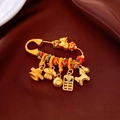 Broche de flor dorada con perlas de circón y colgantes tradicionales de la suerte - Estilo Colgante de Borla de Ábaco de Poni Chapado en Oro de 24K