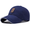 Dettaglio del cappellino da baseball blu navy con toppa in pelle e profilo bianco sulla visiera - 55-60cm (Regolabile) / Blu scuro