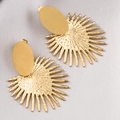 Elegante goldene fächerförmige Sonnenstrahl-Ohrringe mit ovalen Steckern und Textur - 18K Gold / Gold
