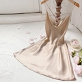 Elegantes champagnerfarbenes Satin-Unterkleid mit Wasserfallausschnitt und offenem Rücken - S / Khaki