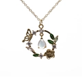 Collier avec pendentif couronne fleurie et papillon en cristal sur fond blanc pur - Blanc