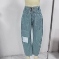 Détail du pantalon à rayures vertes et blanches avec cordon de serrage et ourlet patchwork - S / Bleu