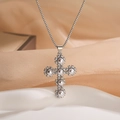 Collana a croce con perle bianche e zirconi trasparenti su catena box in argento - Argento