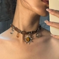 Y2K choker van bruin leer en zilveren ketting met maan-, zon- en barnsteenkleurige hangers - Zon Leer Patchwork Ketting