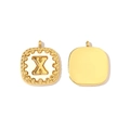 Dettaglio del ciondolo quadrato in oro 14k a doppia faccia con lettera X su smalto bianco - Lettera X