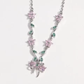 Detailansicht der silbernen Halskette mit rosa Pfirsichblüten und grünem Blattanhänger - Halskette-Silber Rosa Zirkon