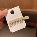 Barrette peigne dorée élégante ornée de perles blanches sur carte de support - Peigne à cheveux en perles