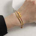 Bracciale a doppio strato in acciaio al titanio dorato con pendenti a cuore e catena - Bracciale a Doppio Strato con Cuore / Oro