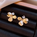 Orecchini a fiore in oro opaco con zircone su portagioie di velluto nero - 34# Perno in Argento Sterling 925 - Oro Opaco - Fiore a Tre Petali con Zircone