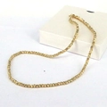 Collier à billes plaqué or 18k avec finition miroir facettée sur fond blanc - 4mm