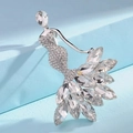 Spilla ballerina d'argento con cristalli bianchi scintillanti su sfondo blu - Bianco