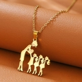 Nahaufnahme der 18K vergoldeten Halskette mit Mutter-Kind-Silhouette Herzanhänger - Mama + 3 Töchter / Gold