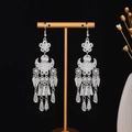 Dettaglio di orecchini a nappa argentati con petali, mezzaluna e piccoli campanelli - Nappa a Mezzaluna con Petali e Campanello (E1991-4) / Argento