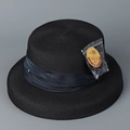 Gros plan sur la texture du chapeau de paille avec étiquette UPF 50+ et ruban bleu - M(56-58cm) / Noir