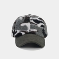 Detail der Camouflage-Lammfellkrone und der grünen Cordkrempe an der Baseballkappe - Verstellbar / Grau-Weiß Camouflage
