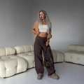 Jeans svasati a vita bassa caffè vintage da donna con top corto bianco attillato - S / Marrone