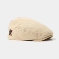 Detailansicht der beigen Kinderbaske mit Twill-Struktur und braunem Buchstaben-Patch - 52cm (2-5 Jahre) / Hellbeige