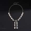 Dettaglio della collana con pendente geometrico a goccia e maglie quadrate di strass - Lega/Strass / Collana - Argento