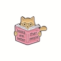 Emaille speld van gele kat die roze boek leest met tekst Books are better than people - Kat die leest