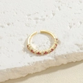 Gouden open ring met rode en heldere zirkoonstenen op een witte stenen basis - Goud Roosrood Rij Stijl (JZ0308-4)
