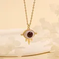 Détail macro du collier œil protecteur en or 18K avec pupille marron et cils pointus - Œil Marron-A1